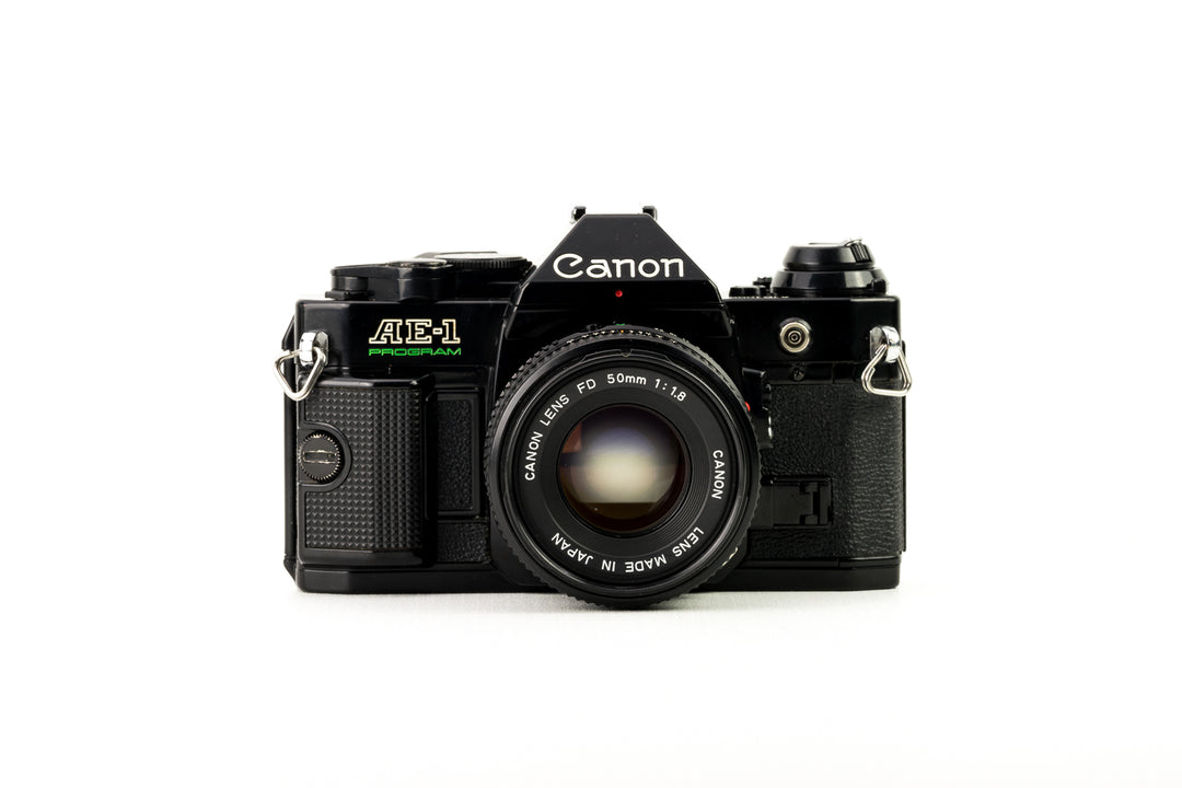 Canon AE-1 Program + 50mm 1:1.8 レンズ Canon AE-1 Program - 50mm F/1.8 – BuyMoreFilm